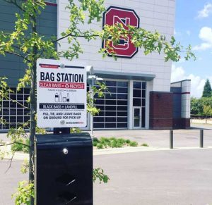 Bags to collect tailgating recyclables are now accessible in bag dispensers. Like in previous years, WE Recycle volunteers will also distribute recycling bags to tailgaters prior to the game.