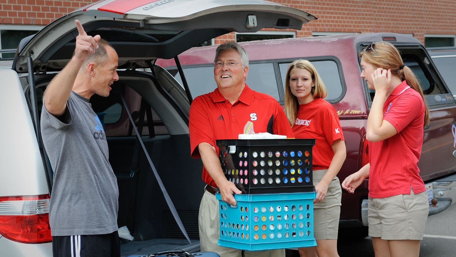 Chancellor Woodson helps students move in during move in weekend. Photo by Marc Hall