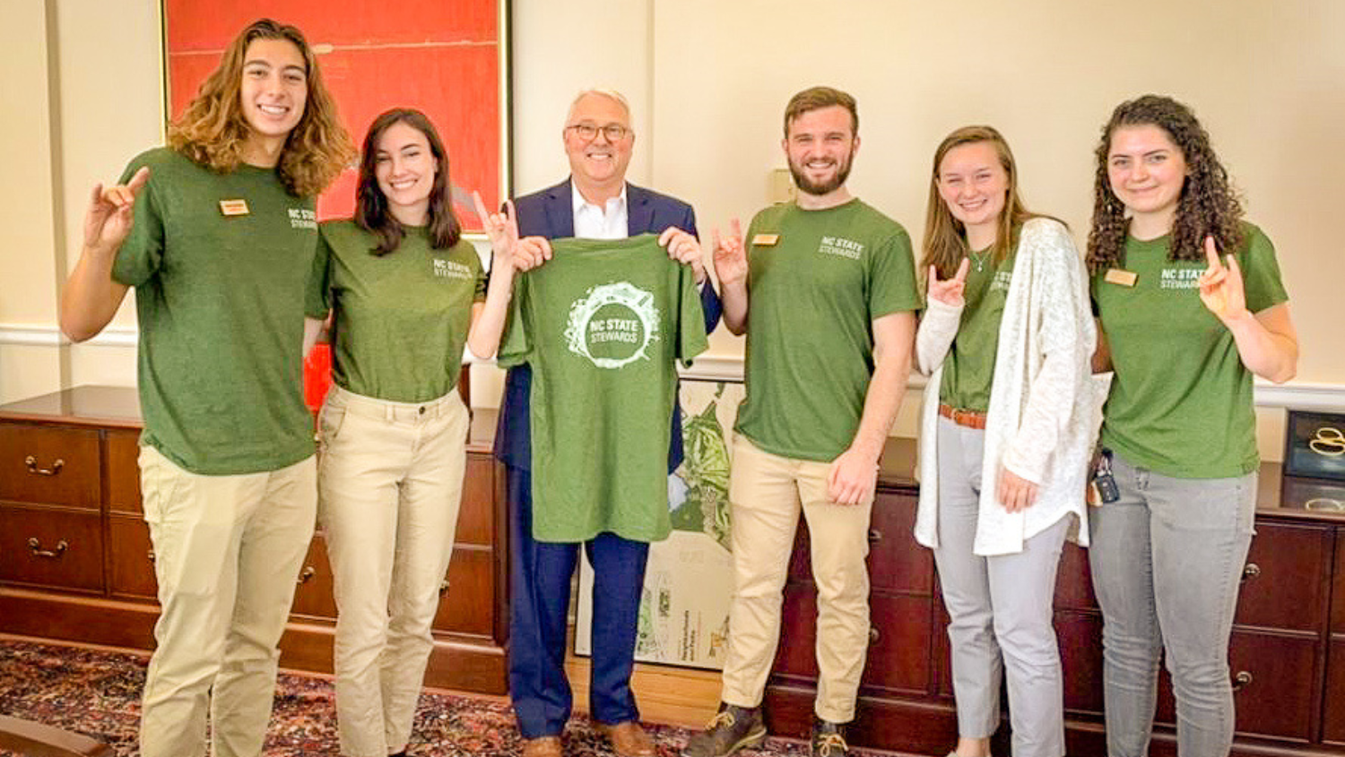 hancellor Woodson meets with Sustainability Stewards Anthony Medeiros, Martina Gonzalez Bertello, Justin Powers, Sofia Taylor and Madeline Samet.